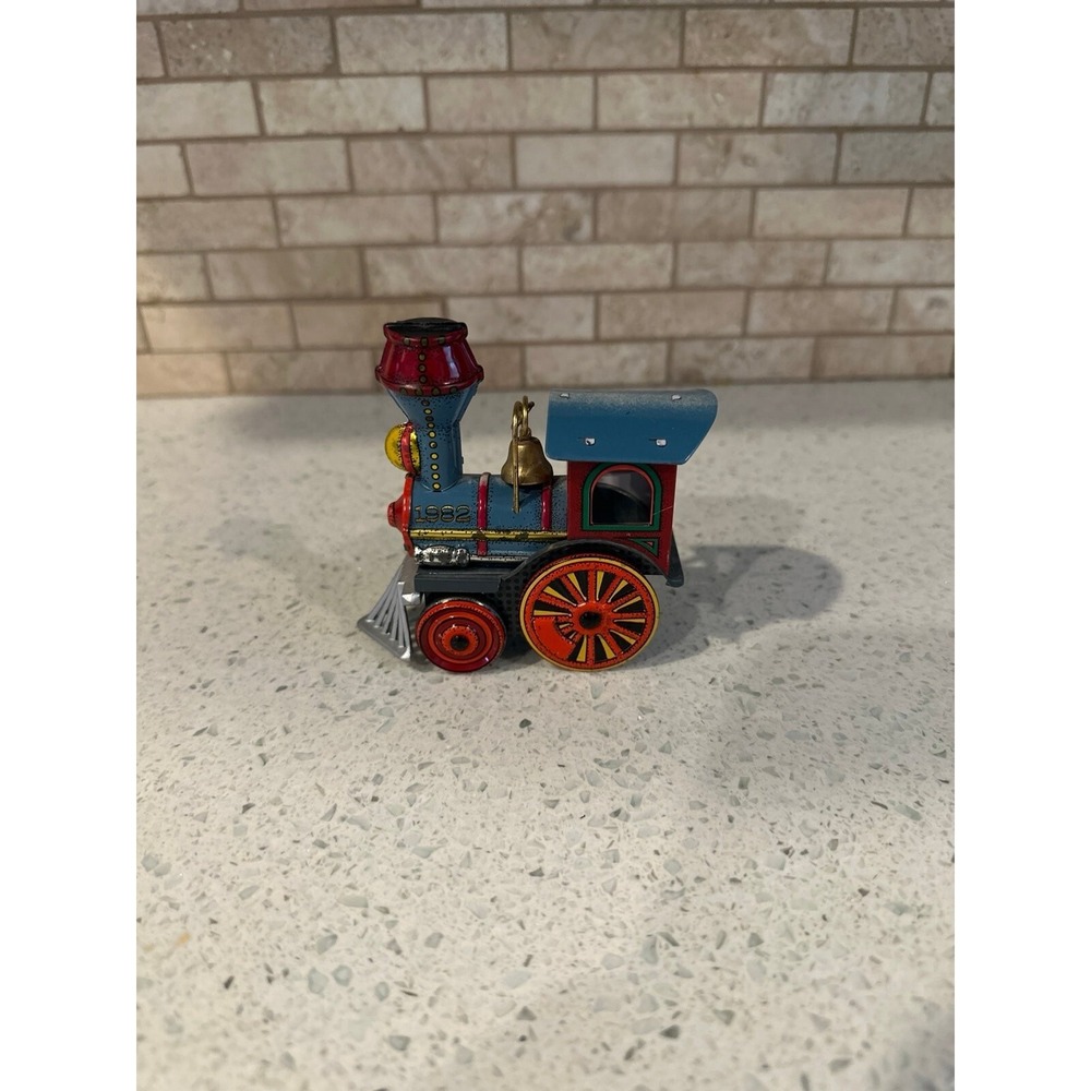 1982 HALLMARK TIN LOCOMOTIVE CHRISTMAS TREE TRAIN 1rst IN SERIES‎ ORNAMENT g1